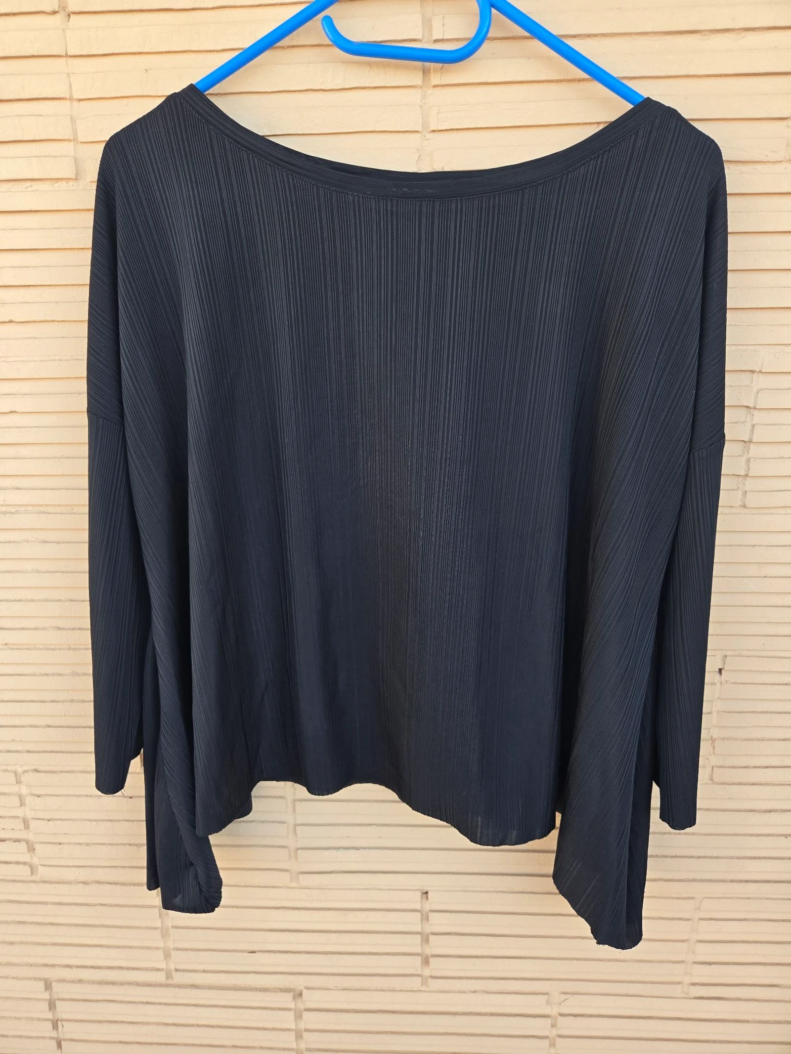 Suéter preto com efeito evasé – photo 3